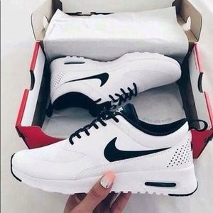 Nike Thea Sneakers
